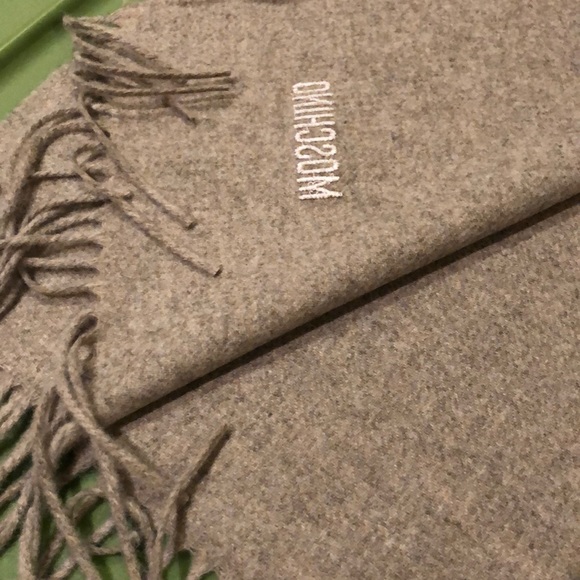 🎉Moschino merino wool fringed scarf - Picture 4 of 4